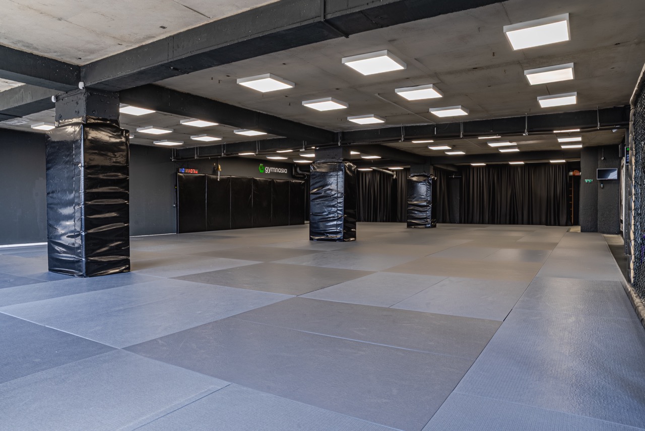 Large mat area at Gymnasia for MMA camp sessions in Tbilisi