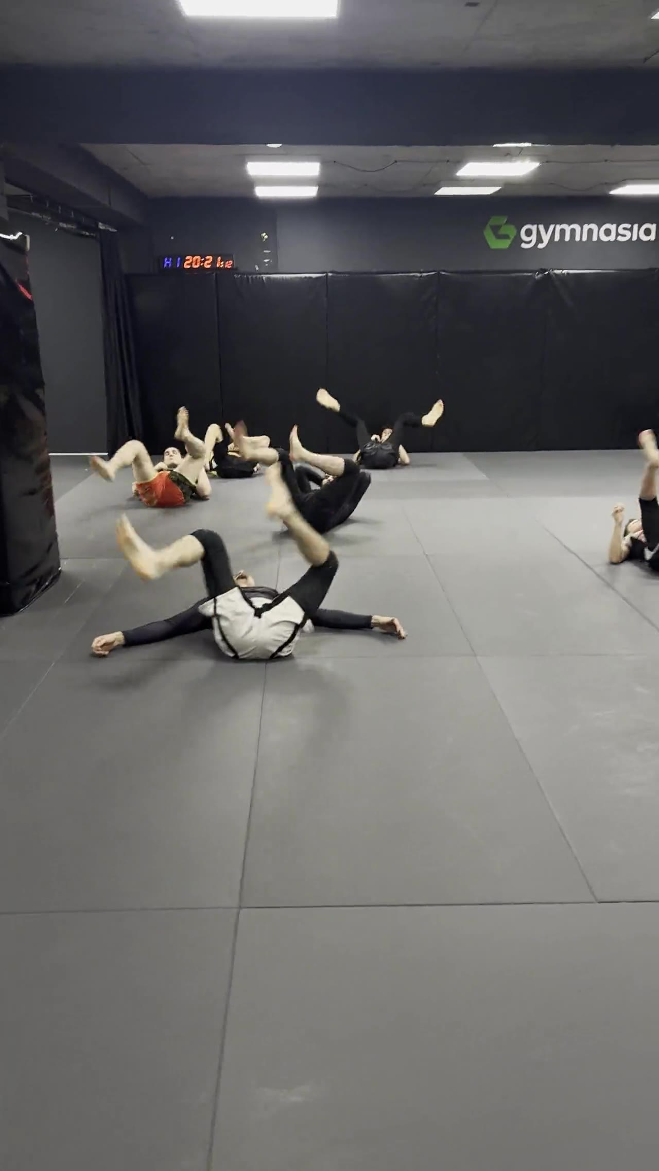 משתתפי המחנה — Archive video of a group running solo movement drills