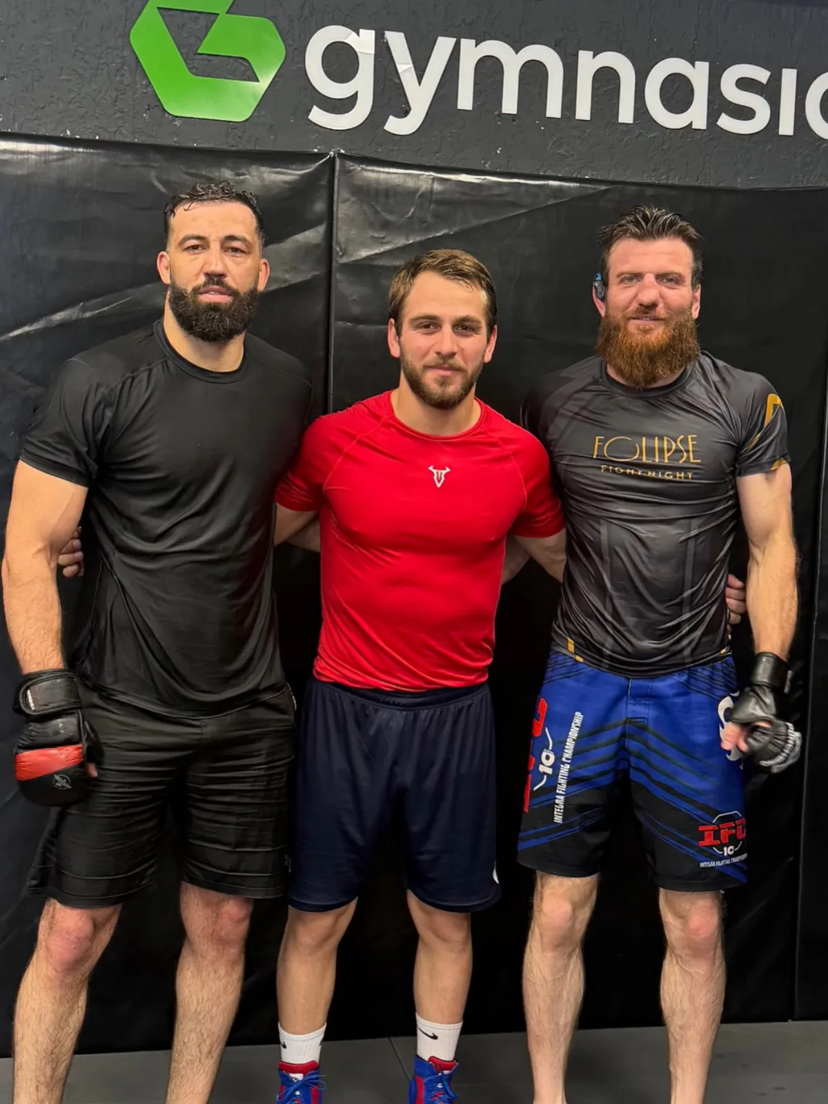 משתתפי המחנה — Archive photo of three training partners at the Tbilisi facility